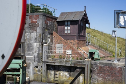 http://www.holeinthedyke.com/images/hitd-image/DSC06762-1050.jpg
