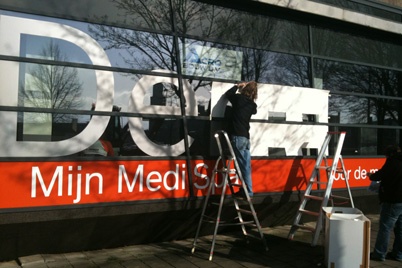 http://www.holeinthedyke.com/images/hitd-news/belettering_402.jpg