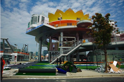 http://www.holeinthedyke.com/images/hitd-news/happy_street.jpg