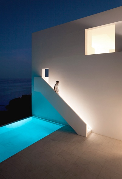 http://www.holeinthedyke.com/images/hitd-news/houseonthecliff-402.jpg